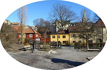 En vy från Nytorget mot öster över Kvarteret Bondesonen större 1915 respektive 2019. Husen i förgrunden härrör från 1700-talets första hälft och fram till 1800-talets början. Fastigheten är blåmärkt av Stadsmuseet, vilket innebär "att bebyggelsen bedöms ha synnerligen höga kulturhistoriska värden".[2] Fotografiet till vänster är en tidig autochromplåt som togs av Karl Nordgård omkring år 1915. Han var anställd vid Stockholms stadsplanekommission och arbetade bland annat med att lösa stadens trafikproblem.[3]