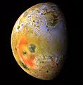 Io zo sondy Galileo. Jasnooranžový materiál obklopuje vulkán Pelé.