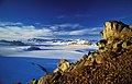 Transantarktika dağları. Antarktidanı şərq və qərb olmaqla iki yerə ayırır.