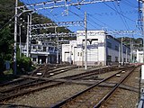極楽寺検車区（2004年10月） - 極楽寺駅から藤沢方に約100m。画面奥が鎌倉方