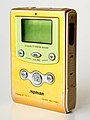 ב־1998 יוצא לשווקים דגם הנגן הראשון שמנגן קובצי MP3 (ה-MPMan).