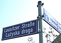 Dwujęzyczna tabliczka z nazwą ulicy w Chociebużu w językach niemieckim i dolnołużyckim