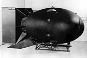 مدل بمب «مرد چاق» که بر روی ناگازاکی در ژاپن در تاریخ ۹ آگوست ۱۹۴۵ انداخته شد.
