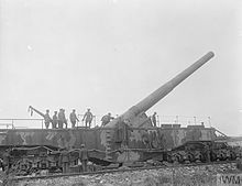 Photographie montrant le roi George V inspecte le H.M. Gun « Boche Buster », canon naval de 14 pouces monté sur chemin de fer, à Marœuil, à 10 km au nord-ouest d’Arras, en France, le 8 août 1918