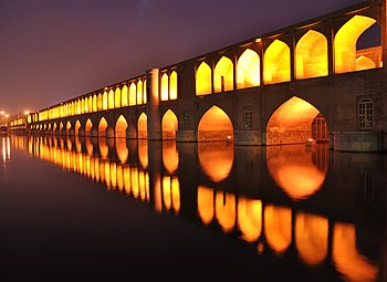 جسر سي وسه پُل المعروف أيضًا بِجسر الله وردي خان تيمُنًا بِمُهندسه، الواقع في مدينة أصفهان بِإيران، ويعود إلى العهد الصفوي.