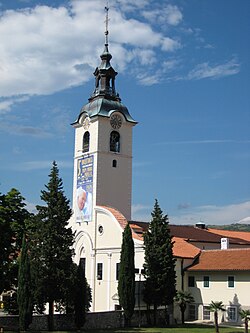Pogled na cerkev iz parka