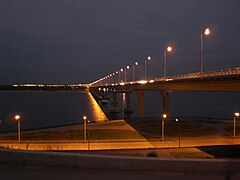 Ponte que atravessa o rio Volga na margem da cidade.