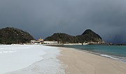 積雪に覆われた竹野浜海水浴場（2018年1月）