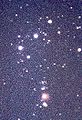 ثلاثة نجوم تكون "حزام الجبار" (مائلة)، مشاهدة سديم الجبار بالعين المجردة ، يرى لامعا (أسفل).