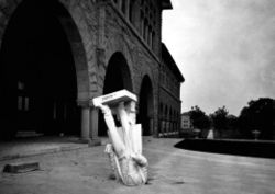 Louis Agassiz szobra a kaliforniai Stanford Egyetemen 1906-ban