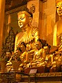 English: Statue of Lord Buddha, Shwedagon Pagoda at night Deutsch: Buddha Statue, Shwedagon-Pagode bei Nacht