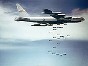 爆弾を投下するB-52F