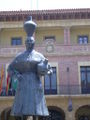 Monumento a la dona de faldetes con ayuntamiento al fondo. Representada con cántaros para recordar la costumbre de ir a recoger agua al río Cinca →