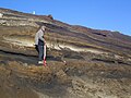 アイスランドで地層を調べる研究者