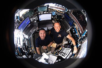 スターライナーを見守るNASAの宇宙飛行士チェル・リンドグレンとボブ・ハインズ