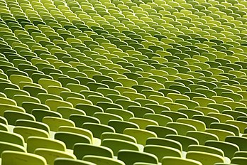 Fileiras de assentos no Estádio Olímpico de Munique localizado no coração do Parque Olímpico de Munique. O estádio foi construído como o local principal dos Jogos Olímpicos de 1972. Com uma capacidade original de 80 000 pessoas, o estádio também sediou muitos jogos importantes de futebol, incluindo a final da Copa do Mundo de 1974 e a final da Eurocopa de 1988. Sua capacidade atual é de 69 250 pessoas (definição 5 607 × 3 738)