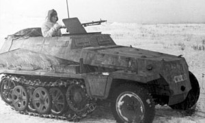 Bundesarchiv Bild 101I-236-1036-31, Russland, Schützenpanzer auf Feld (cropped).jpg