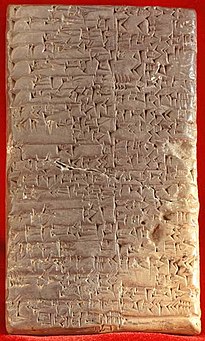 Tábua com escrita cuneiforme.