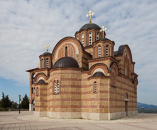 圖為赫塞哥維納格拉查尼卡修道院，一所塞爾維亞正教修道院，位於波士尼亞與赫塞哥維納特雷比涅旁富有歷史的克爾維納山上。這所於2000年完工的修道院是獻給聖母瑪利亞的，很大程度上是科索沃格拉查尼卡修道院的複製品。