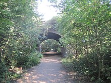 Una fotografía del sendero ferroviario Parkland Walk en Londres
