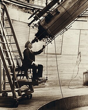 האסטרונום פרסיוול לוול בשנת 1914, צופה בנוגה דרך טלסקופ קלרק במצפה הכוכבים לוול.
