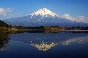 הר פוג'י - הר געש פעיל במרכז האי הונשו שביפן.