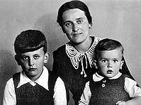 Ο πατέρας του Μιλόσεβιτς Σβέτοζαρ και η μητέρα του Στανισλάβα με τον αδελφό του Μπόρισλαβ και το Σλόμπονταν παιδιά.