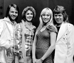 Az ABBA együttes 1974-ben (balról jobbra) Benny Andersson, Anni-Frid Lyngstad (Frida), Agnetha Fältskog és Björn Ulvaeus