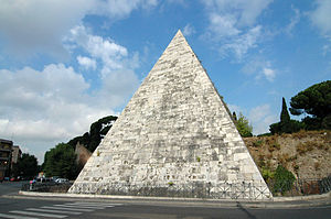 פרמידת קסטיוס, משולבת במבנה חומת אורליאנוס.