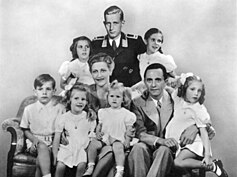 Joseph Goebbels, istrinya Magda, dan keenam anakya. Paling belakang adalah putra tiri Goebbels, Harald Quandt, satu-satunya anggota keluarga yang selamat dari perang.
