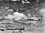 アメリカ軍によるテスト飛行。手前よりシーファイア、四式戦、F6F-5、P-51D（1945年）