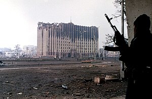 Čečenu kaujinieks pie Prezidenta pils Groznijā 1995. gada janvārī