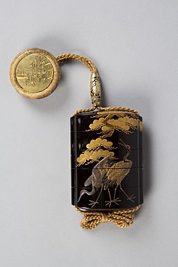 Инро со дизајн на жерав како стои под една испакнатина на борово дрво и нецуке. Насликано од Јошицуне и Бенкеи, Едо период, XVIII век.