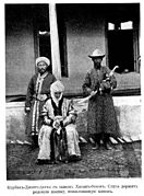 쿠르만잔 닷카(가운데)와 그의 아들인 아산베크(왼쪽), 코칸트 칸국의 칸으로부터 받은 가문의 검을 들고 있는 하인(오른쪽)