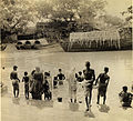 కాళీఘాట్‌లోని హుగ్లీలో స్నానం చేస్తున్న యాత్రికులు (1947)