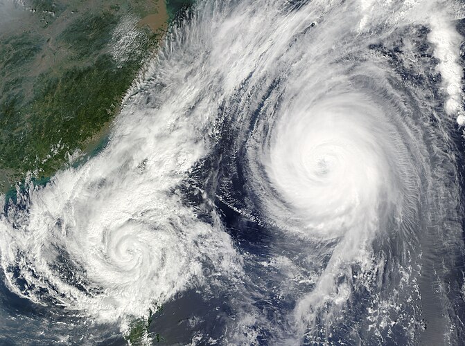 Тайфуны Парма[англ.] (слева) и Мелор[англ.]. Снимок из космоса 3 октября 2009 года