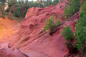 صخره‌های سرخ اُخرایی در نزدیکی روسسیلون در فرانسه. چشمه قرمز از گِل رس با هماتیت تشکیل شده‌است. اخرایی اولین رنگی بود که انسان در نقاشی‌های غار ماقبل تاریخ مورد استفاده قرار داد.