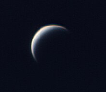 Image en noire et blanc de Vénus, ses côtés étant flous à cause de son atmosphère. Elle apparaît comme un croissant.