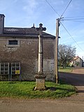 Croix de la place de la halle à Pesselières.
