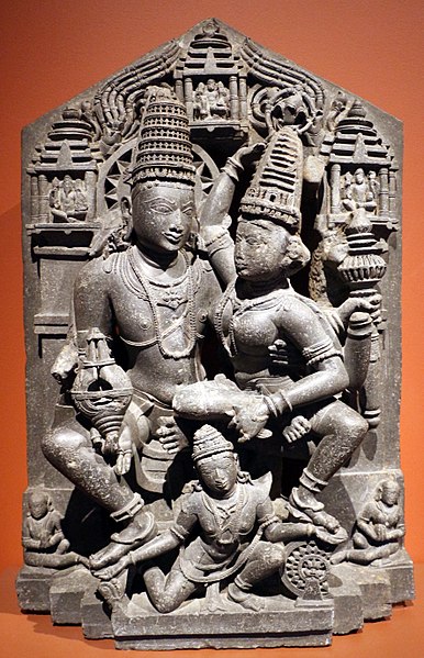 File:Karnataka, vishnu e shri sostenuto da garuda, XI-XII secolo.jpg