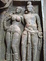 カールラーのチャイティヤ窟前廊のミトゥナ像