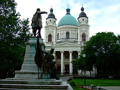 A Református templom és a Kossuth Lajos szobor Cegléden
