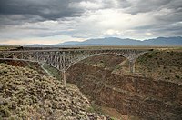 Móst přez wudrjeńcu Rio Grande w New Mexico (Zjednoćene staty)