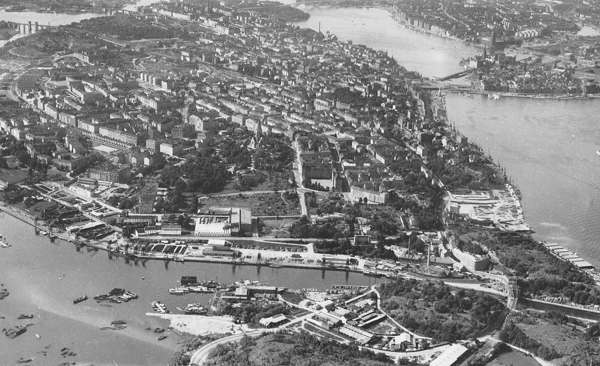 Vy över Södermalm från ost-sydost 1937. Längst bak till vänster syns Liljeholmsbron och Årstabron och längst bak till höger Gamla stan, Kungsholmen och Västerbron. I förgrunden sträcker sig Hammarby sjö och Danvikskanalen. Närmast i bild ligger Henriksdalsberget som hör till Nacka kommun.