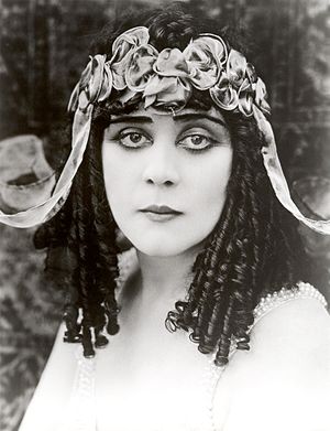 תידה בארה בלבוש קלאופטרה, מתוך הסרט האילם "קלאופטרה" משנת 1917.