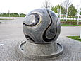 Schwebende Steinkugel mit Lackierung im Fußballdesign im WM-Brunnen in München