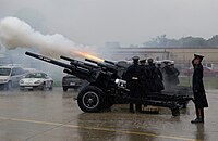 アメリカ陸軍第3歩兵連隊に所属する大統領礼砲小隊(Presidential Salute Guns Platoon)による、M5 3インチ砲を用いた礼砲射撃 （2005年5月20日撮影）