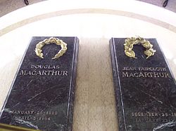 To svarte granittblokker med inskripsjonene "Douglas MacArthur" og "Jean Faircloth MacArthur"