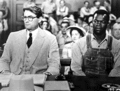 Atticus Finch (Gregory Peck) forsvarer en mørkhudet mann i Drep ikke en sangfugl.