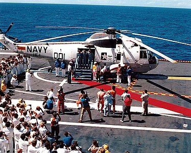 Экипаж «Аполлон-16» доставлен на борт авианосца USS Ticonderoga